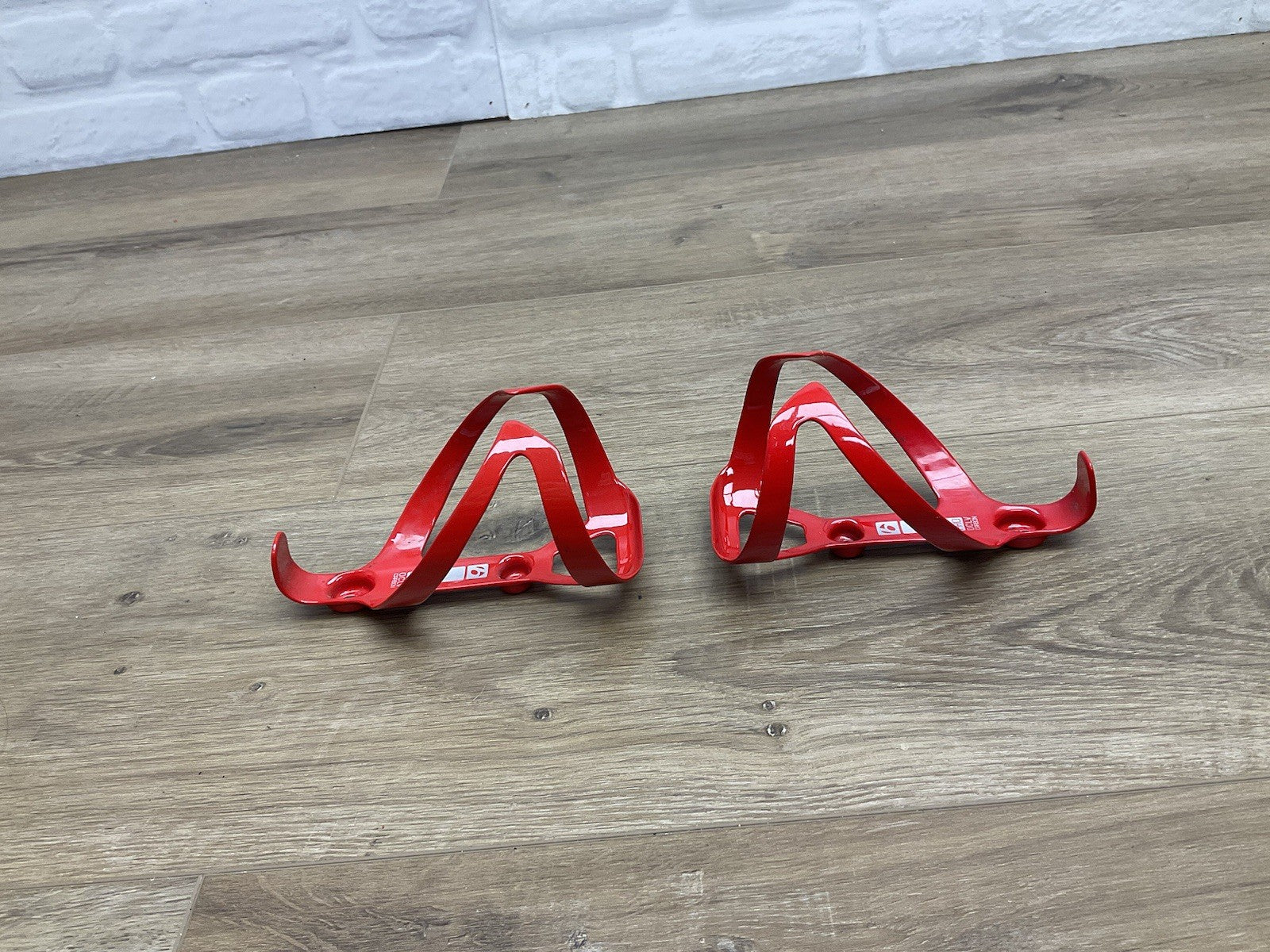 Bontrager Pro Oclv Carbon Fiber Water Bottle Cages Pair Glossy Red