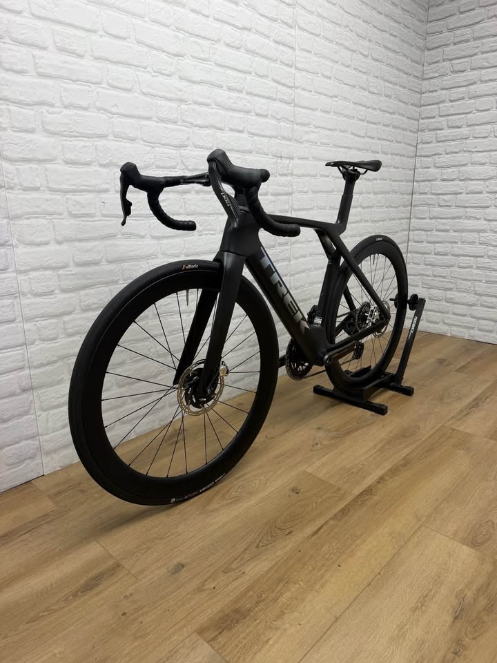 2025 Trek Madone SLR 54cm SRAM Red eTap AXS Road Bike Bontrager Aeolus Pro 51