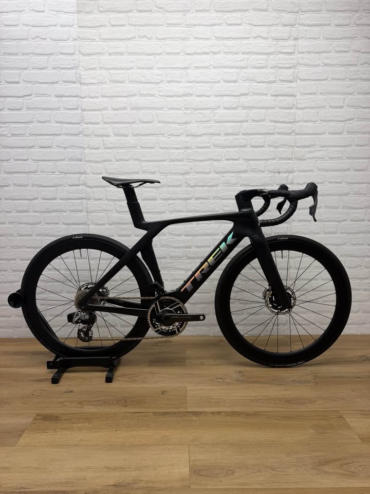 2025 Trek Madone SLR 54cm SRAM Red eTap AXS Road Bike Bontrager Aeolus Pro 51