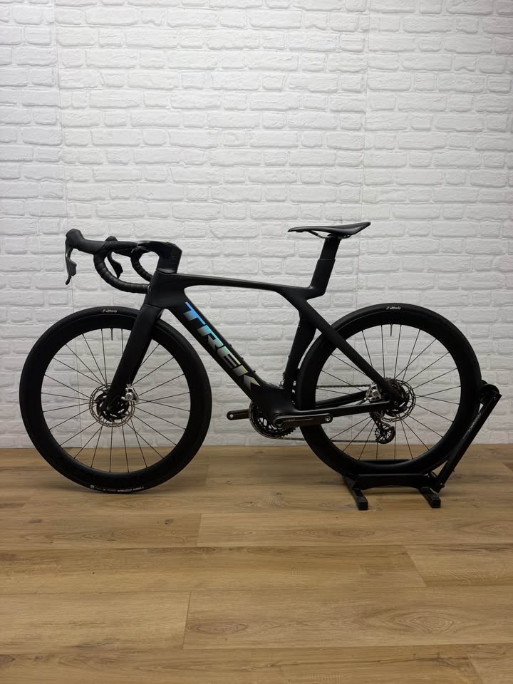 2025 Trek Madone SLR 54cm SRAM Red eTap AXS Road Bike Bontrager Aeolus Pro 51
