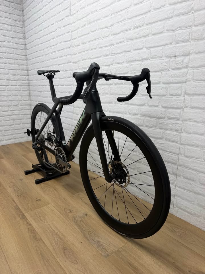 2025 Trek Madone SLR 54cm SRAM Red eTap AXS Road Bike Bontrager Aeolus Pro 51