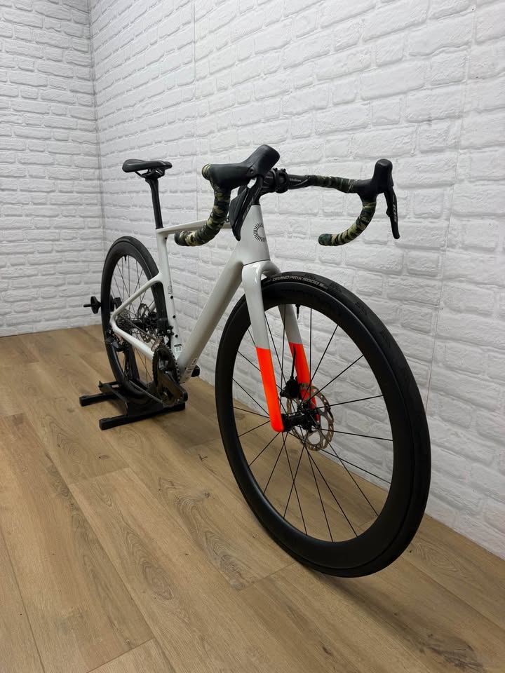 2025 Cannondale SuperSix Evo 51cm 105 Di2 Disc Road Bike