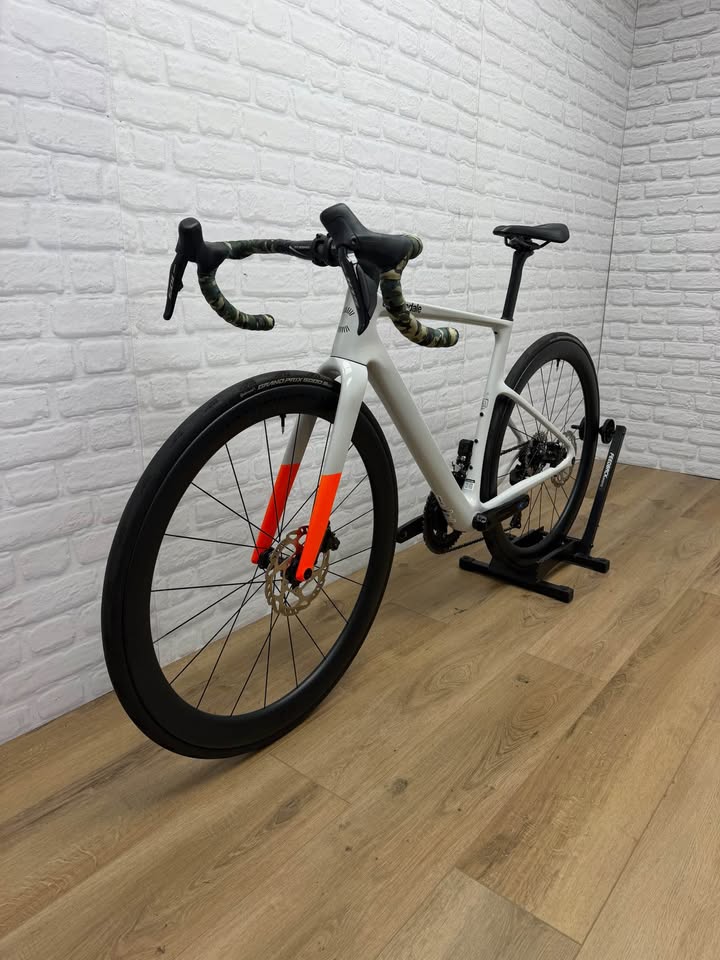 2025 Cannondale SuperSix Evo 51cm 105 Di2 Disc Road Bike