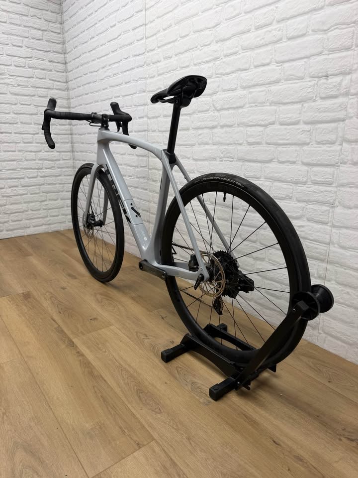 Trek Domane Gen 4 56cm SRAM Force AXS Disc Road Bike