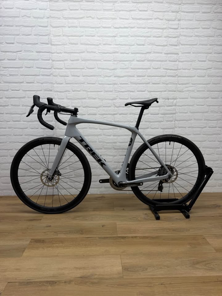 Trek Domane Gen 4 56cm SRAM Force AXS Disc Road Bike